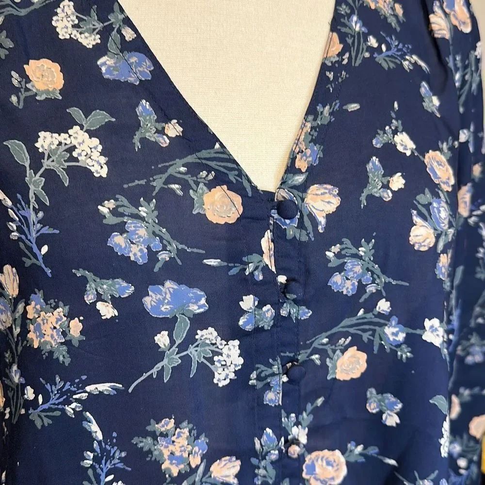 Lucky Brand - Navy Floral V Neck Buttoned Blouse sz Small - Picture 5 of 8